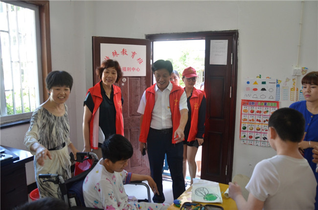 城投集團(tuán)開展“傳承紅色基因，敬老愛幼先行” 現(xiàn)場獻(xiàn)愛心活動