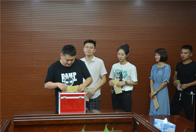 城投集團(tuán)開展“傳承紅色基因，敬老愛幼先行” 現(xiàn)場獻(xiàn)愛心活動