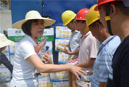 城投集團(tuán)工會(huì)慰問一線工人向烈日高溫下的勞動(dòng)者致敬